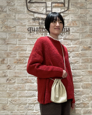 【オンタイムで着れる、プルオーバー – ニットとの重ね着スタイル】