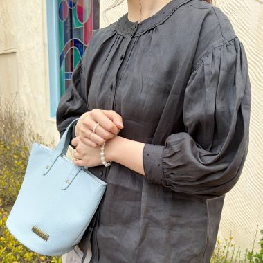 【着こなしにプラスする – ベーシックトップスとキャトルタン・パンツ】